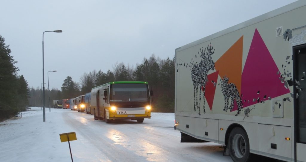 Kirjastoautoja jonossa. Ensimmäisenä Seinäjoen kirjaston autot Ilo ja Ykä.