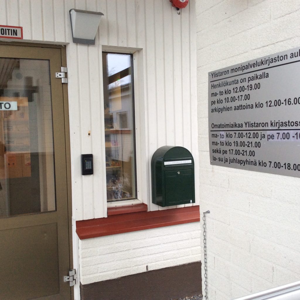 Ylistaron kirjaston ulko-ovi, minkä kautta omatoimiaikana kuljetaan.