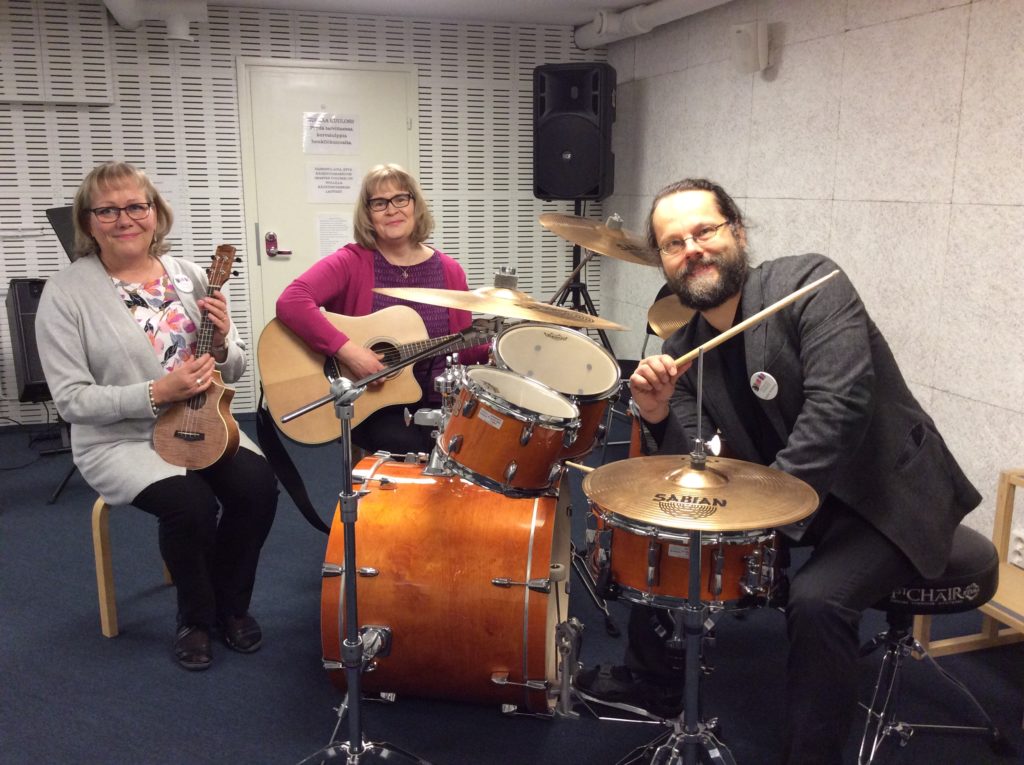 Musiikkipalveluiden henkilökuntaa Pommarissa soittimien äärellä.