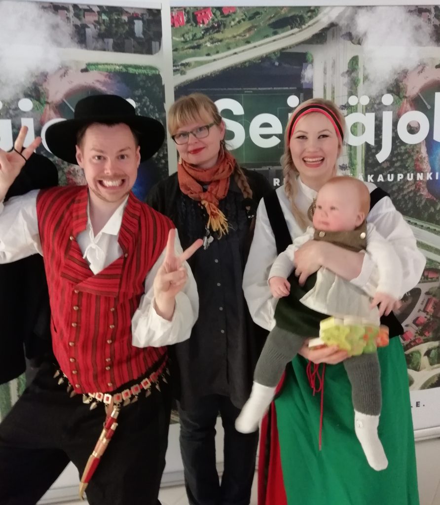 Mervi Heikkilä ja Halloranin taivastelija-perhe.