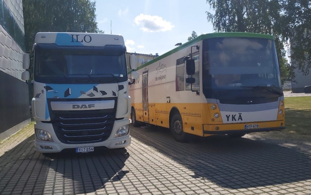 Kirjastoautot Ilo ja Ykä kuvattuna edestä.