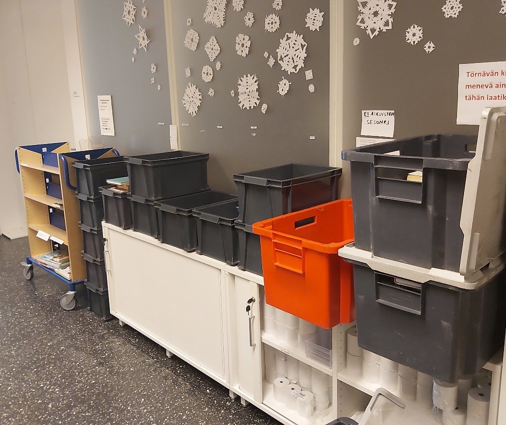 Matalan kaapin päällä olevia erivärisiä laatikoita.