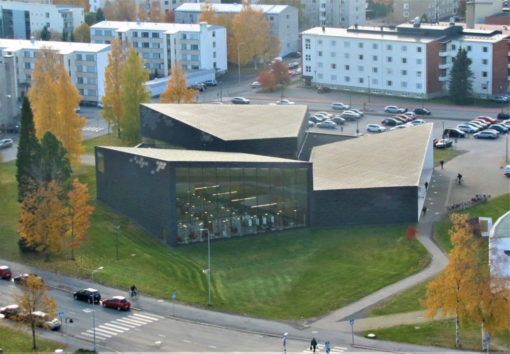 Syksyllä oltettu ilmakuva Apila-kirjastosta, jossa näkyy rakennuksen apilamainen muoto.