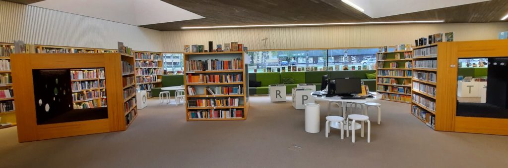 Neliön mallisia kirjataloja, joiden sisälle voi mennä lukemaan.