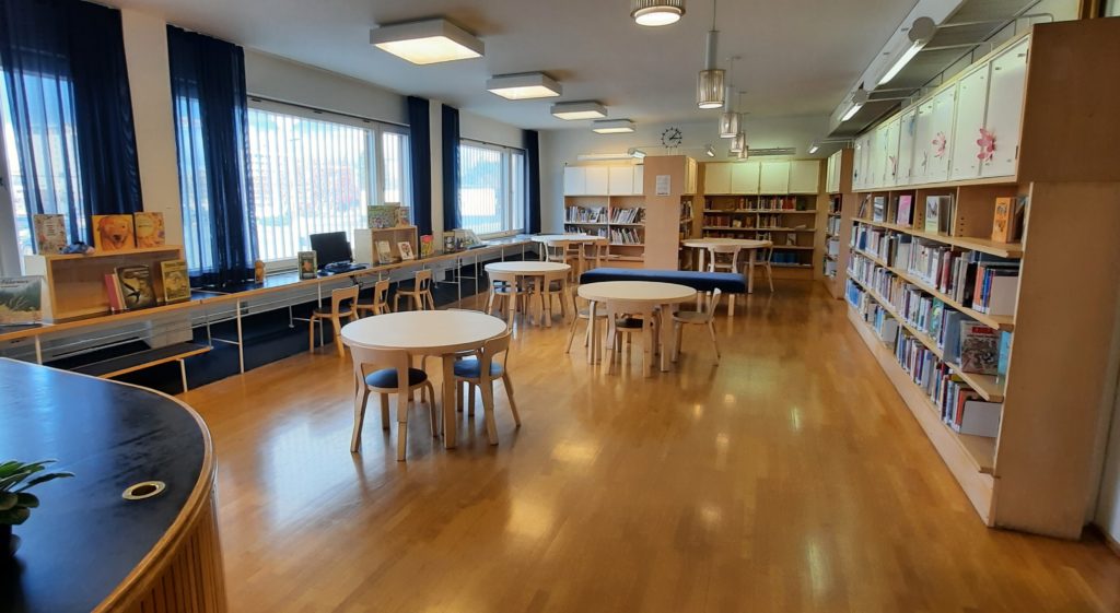 Aallon kirjaston lastenosaston kirjahyllyjä, pöytiä, tuoleja.