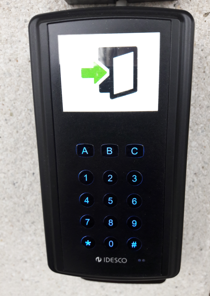 Musta laite, jonka yläosassa näyttö ja alaosassa numeropainikkeet sekä kirjaimet a-c.