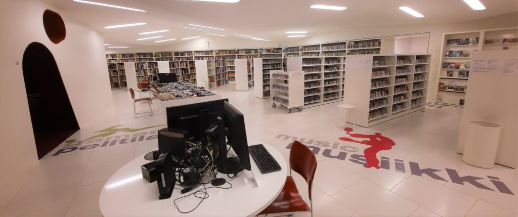 Musiikkiosaston hyllyjä, joissa on kirjoja ja cd-levyjä.